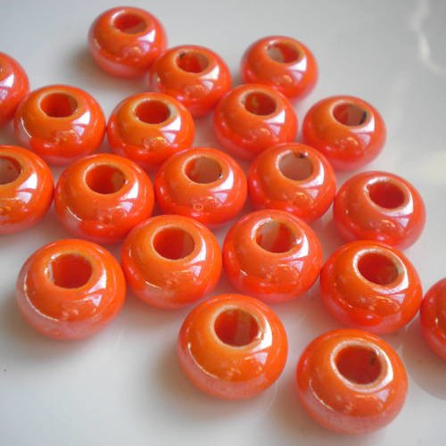 Duo de perles en céramique rondes en orange 