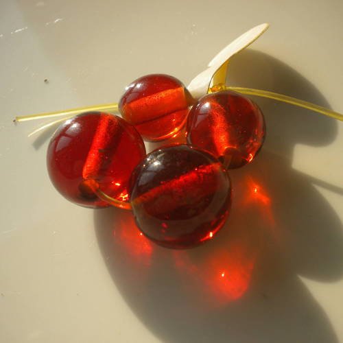 4 perles en verre couleur rouge sombre rondes - sand4ronderouge 