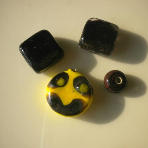 4 perles en verre couleur jaune et noir - sand4rondenoirjaune 