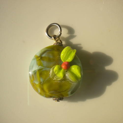 1 perle en verre ronde et fleurs en vert- sand1perlefleurvert 