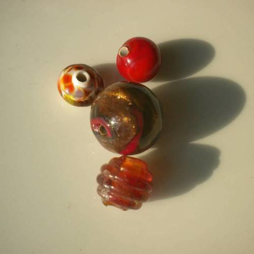 4 perles en verre couleur rouge rondes - sand4ronderouge 