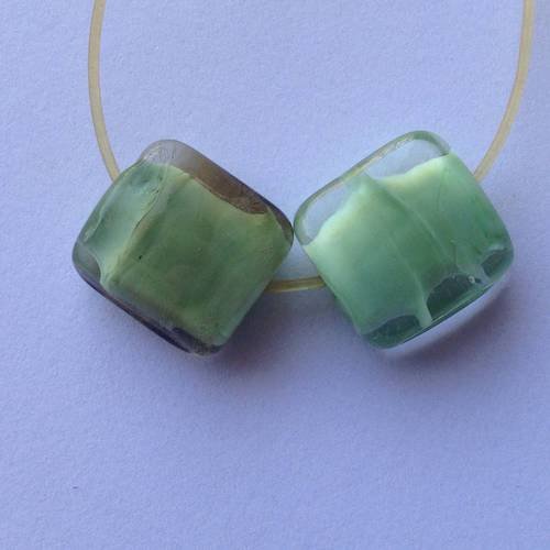 2 perles en verre couleur vert céladon carrées - sandcarre2vert 
