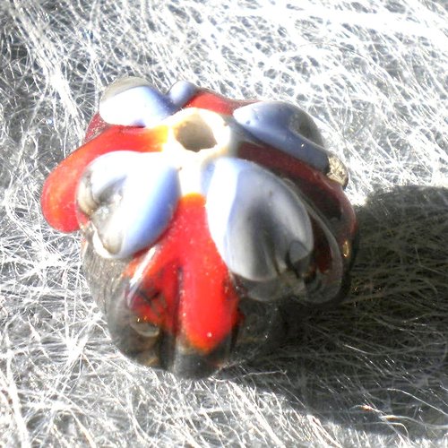Perle en verre ronde artisanale filée - sand1perlerougebleue