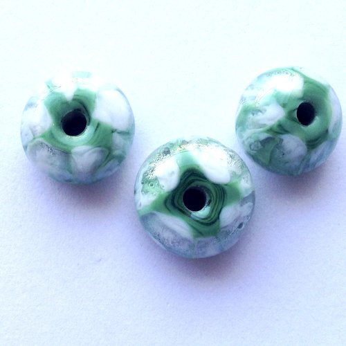 3 perles en verre rondes en vert et blanc- sand3vert