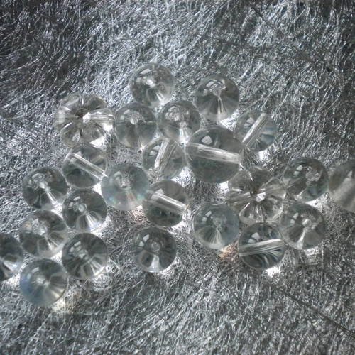 Lot de 24 perles rondes et fleurs en verre transparentes