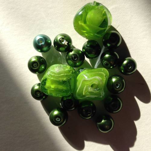18 perles en vert en synthétique, verre et nacre 