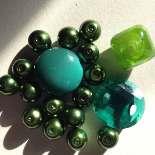 18 perles 3 tons de vert en synthétique, verre et nacre 