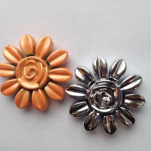 Originales perles fleurs argentées et orange x2