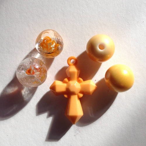 Lot de 4 perles et 1 croix en synthétique en orange