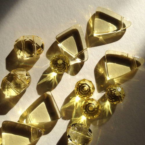 Lot de 12 perles en verre et en cristal jaune facettées 