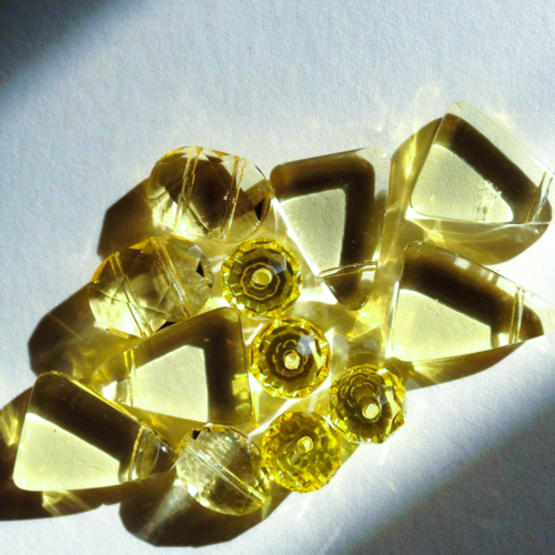 Lot de 12 perles en verre et en cristal jaune facettées