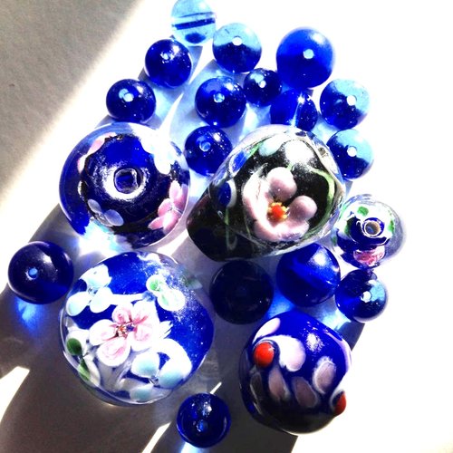 Lot de 20 perles en verre en bleu à fleurs
