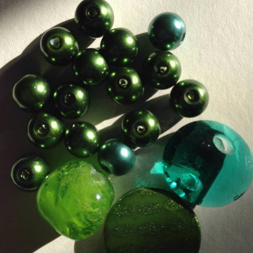 Lot de 18 perles 3 tons de vert en synthétique, verre et nacre 