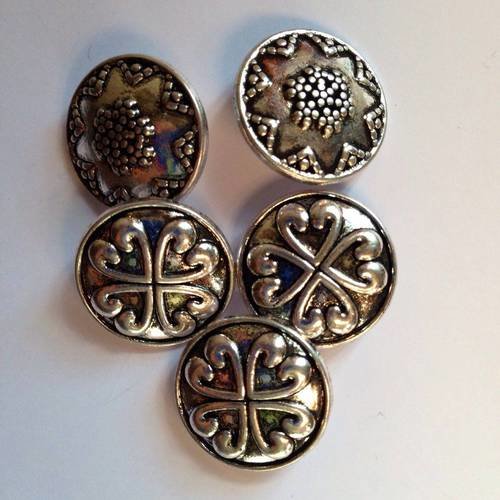 Lot de 5 boutons en métal fleurs et symboles