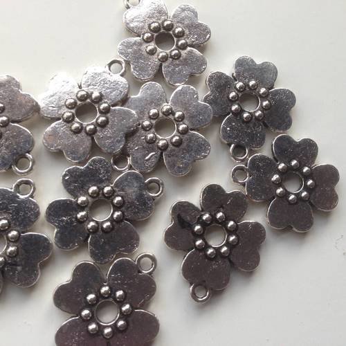 Lot de 10 pendentifs breloques fleurs en métal argenté 