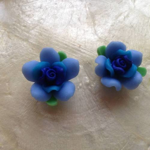 Duo de roses en pâte polymèe en bleu et vert