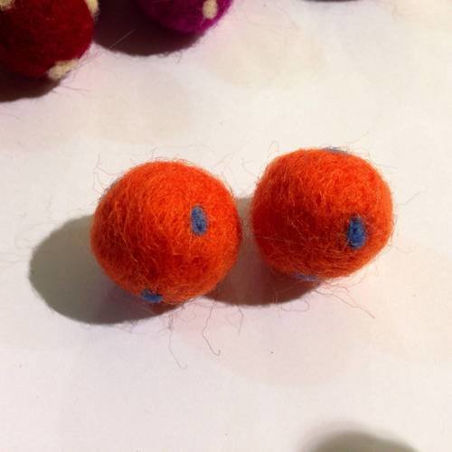 Duo de perles feutrées en orange à pois bleus