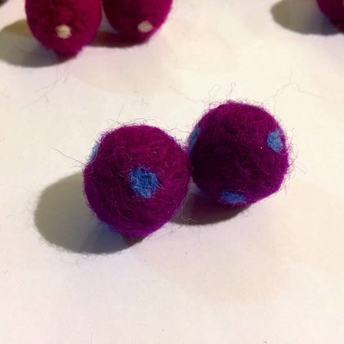 Duo de perles feutrées en violet à pois bleus