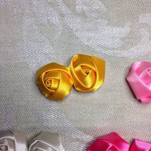 Duo de roses en satin jaune à coller ou coudre