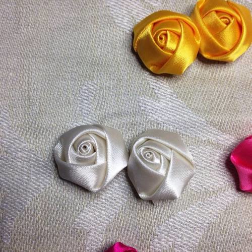 Duo de roses en satin en blanc à coller ou coudre 