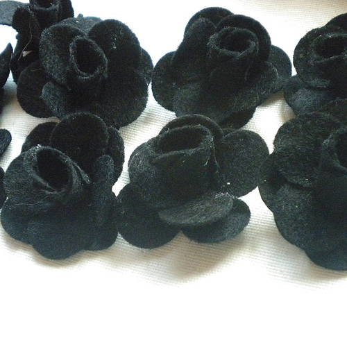 Fleur en feutrine noire pour décorer ou customiser x1