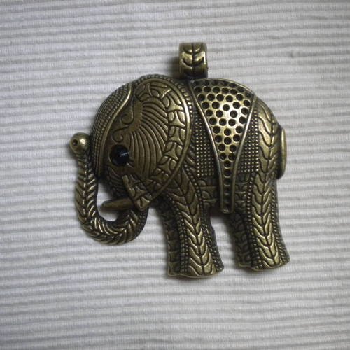 Breloque pendentif l'éléphant en bronze gravé