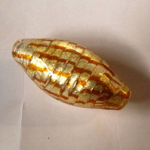 Grande perle en verre jaune doré strié forme allongée 