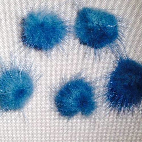 Lot de perles fausse fourrure bleu canard 20 mm x5