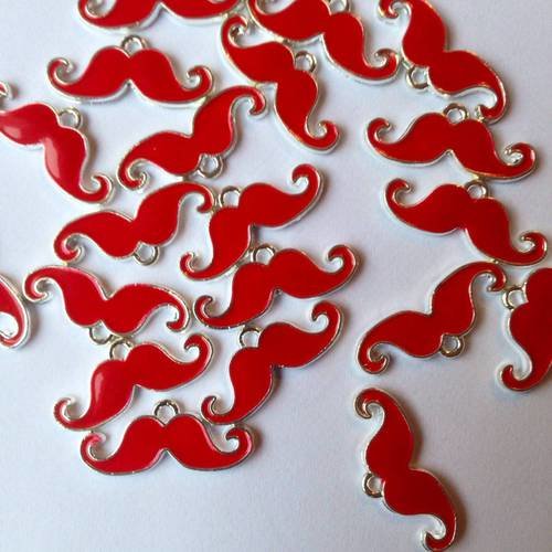 Duo de pendentifs moustaches en métal rouge