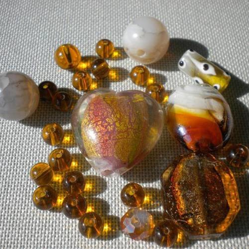 Perles en verre couleur ambre et blanc x25 