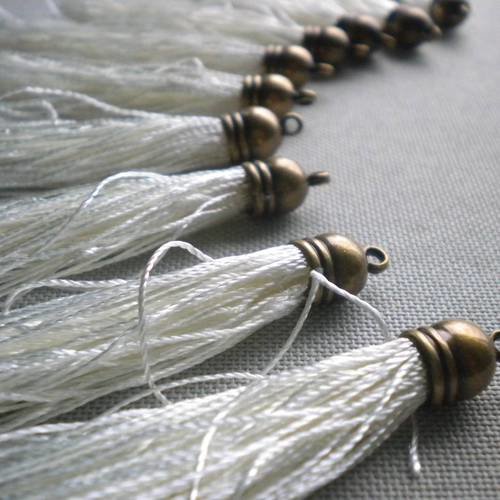 Pompon en fil de soie blanc et embout bronze 