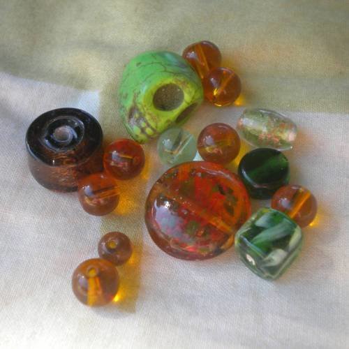 Perles en verre et howlite en vert et ambre x15 