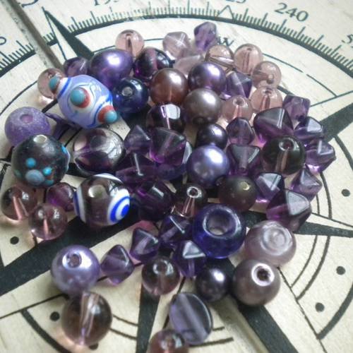 Lot de 40 perles en verre et synthétique en violet et mauve 