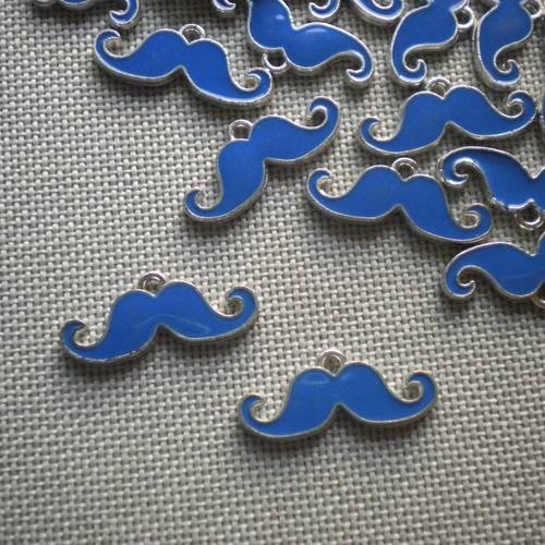 Duo de pendentifs moustaches en métal bleu 