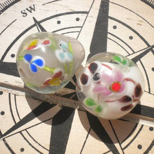 Duo de perles en verre incrustation de fleurs 