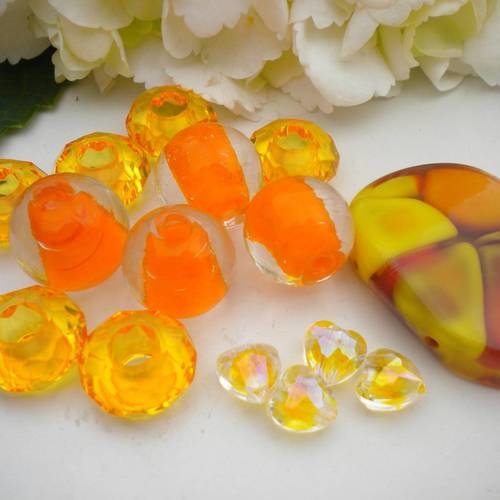 Lot de 15 perles synthétiques et verre orange et jaune 
