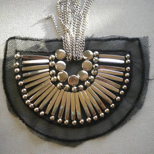 Guipure noire en demi-cercle sur tulle avec perles 