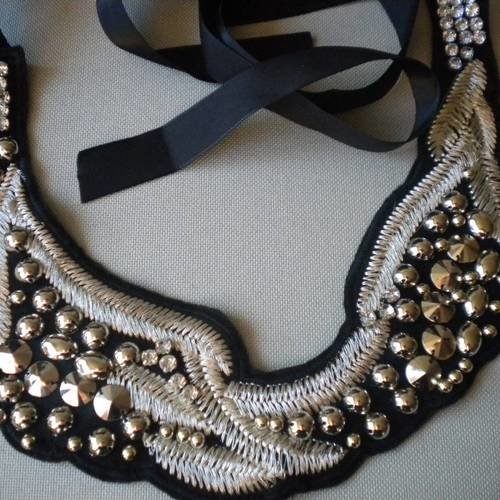 Guipure noire brodée avec ruban et perles 