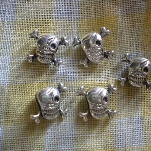 Lot de perles métal argenté têtes de mort pirates x5
