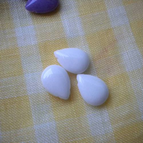 Deux perles gouttes blanches en antigorite 