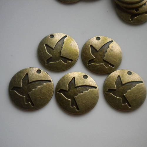 5 breloques pièces rondes oiseau en bronze gravé 