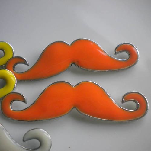 Pendentif moustache en métal et époxy orange 