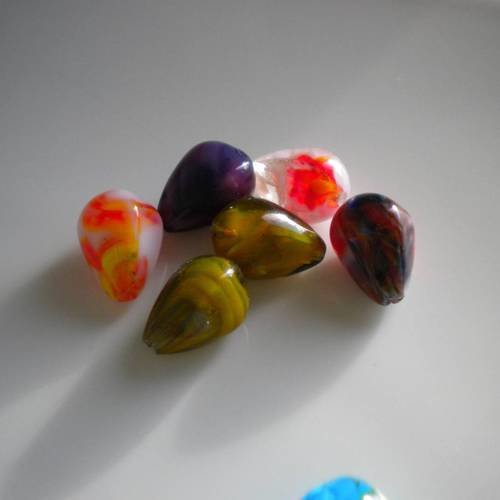 Lot de 6 perles gouttes en verre couleurs variées facettées à stries