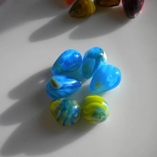 Lot de 6 perles gouttes en verre bleu et vert facettées à stries