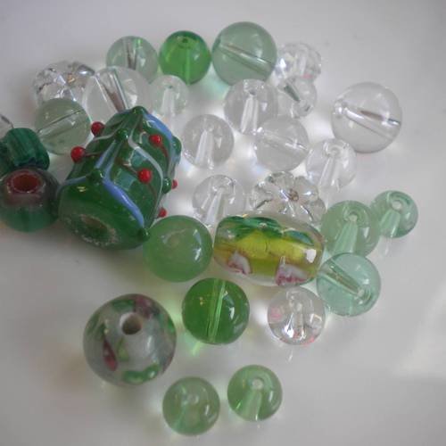 Lot de 30 perles en verre et synthétique vert et transparent