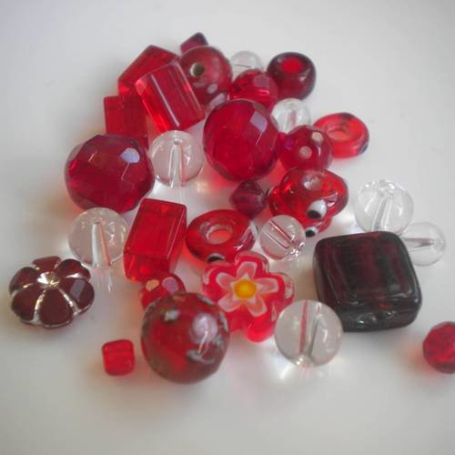 Lot de 30 perles en verre et synthétique rouge et transparent