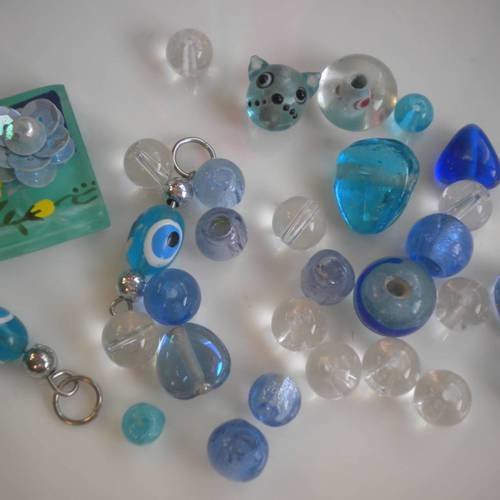 Lot de 30 perles en verre et synthétique transparent et bleu