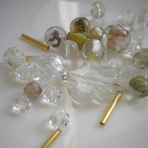 Lot de 30 perles en verre et synthétique transparent et doré