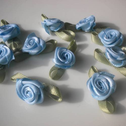 Lot de 10 petites roses satin en bleu ciel sur ruban vert