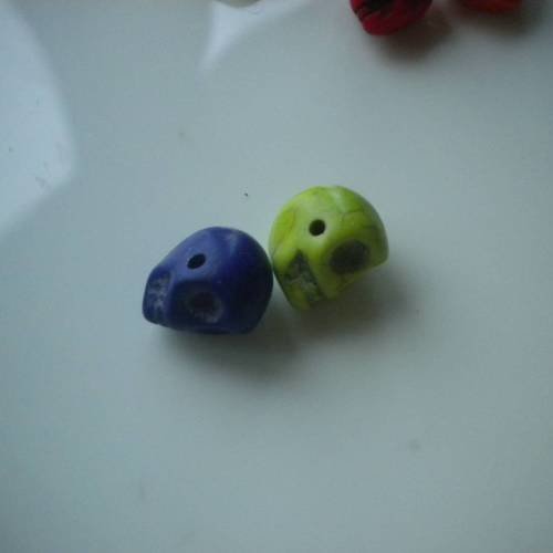 Lot de 2 perles howlite skull tête de mort en vert et violet